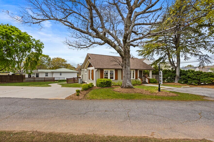 More Photos Of 7 Henderson Rd, Greenville Office For Sale