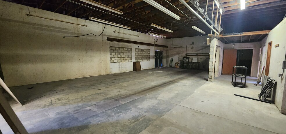 More Photos Of 284 S Center St, Pierson Auto Repair For Lease