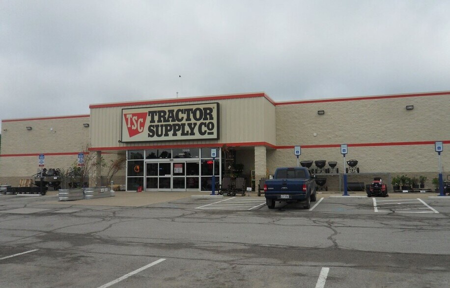 More Photos Of 1305 Canton Rd NW, Carrollton Unknown For Lease