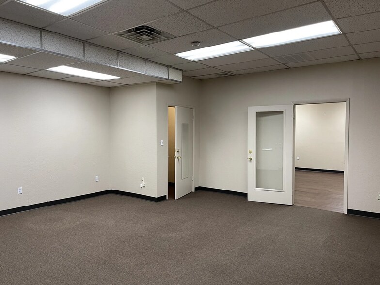 More Photos Of 2800 NW 36th St, Oklahoma City Office For Lease