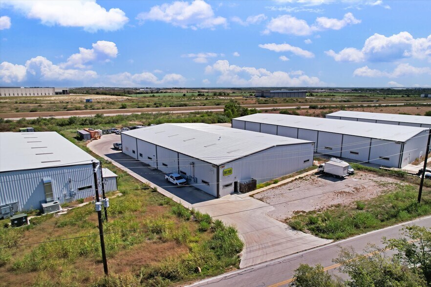 More Photos Of 12951 Wright Rd, Austin Distribution For Lease