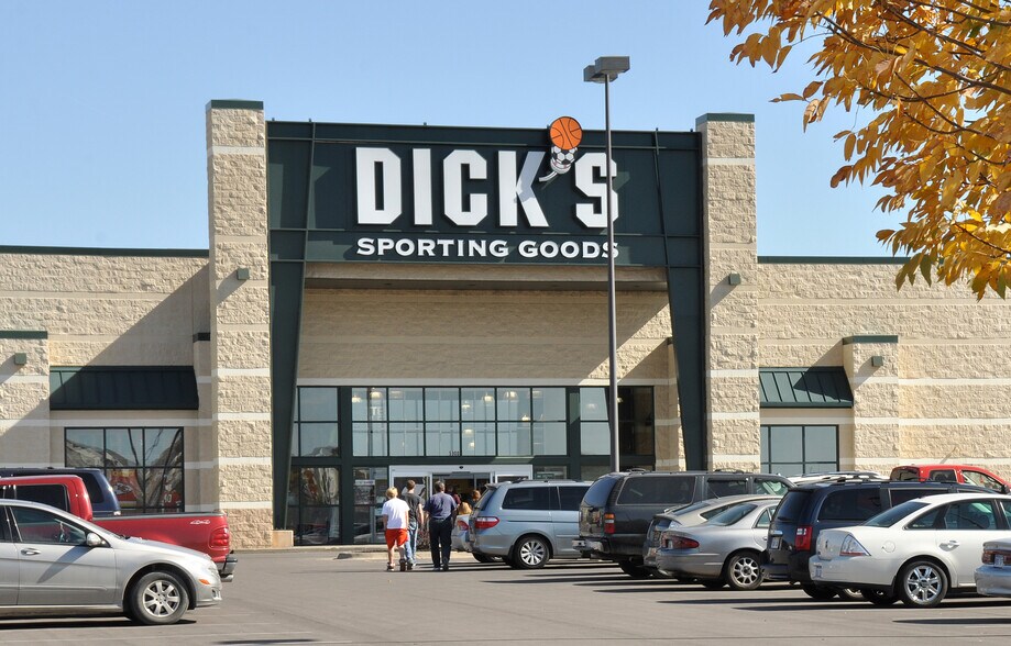 More Photos Of 5900 SW Huntoon St, Topeka General Retail For Lease