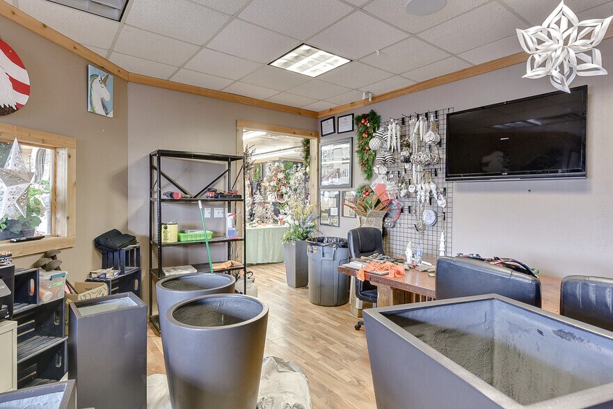 More Photos Of 110 W Reichmuth Rd, Valley Freestanding For Sale