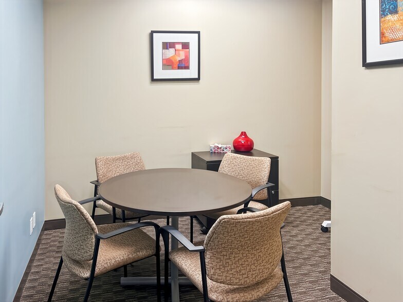 More Photos Of 1631 Dickson Av, Kelowna Coworking Space