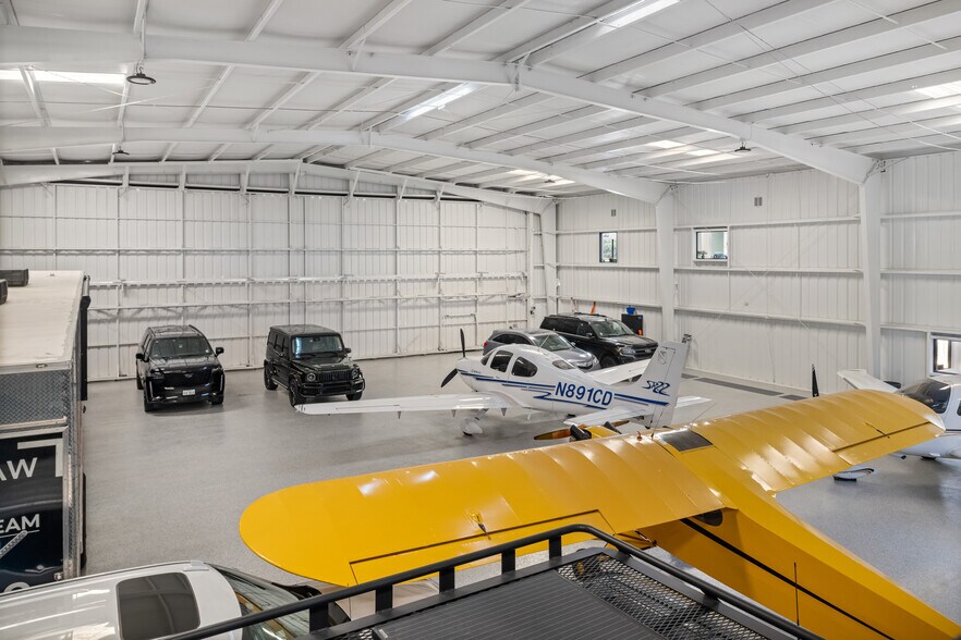 More Photos Of 18000 Groschke Rd, Houston Airplane Hangar For Lease