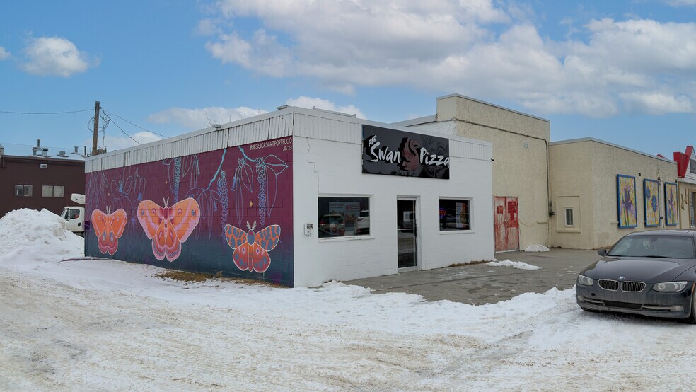 More Photos Of 5020 50 St, Sylvan Lake Storefront For Sale
