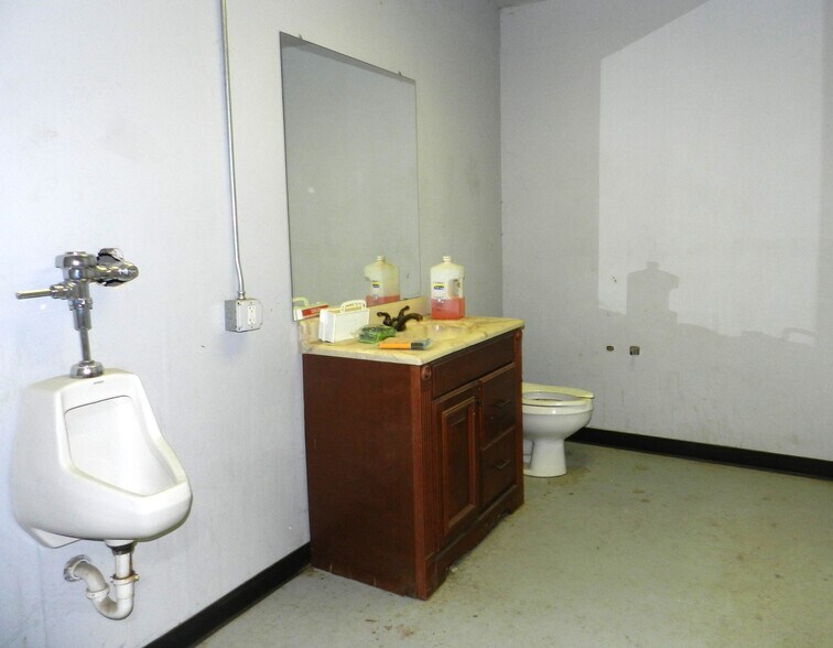 More Photos Of 2520 N River Rd, Olathe Warehouse For Lease