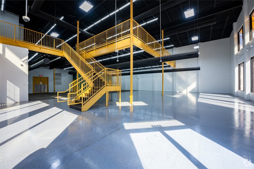 More Photos Of 8904 Regents Park Dr, Tampa Freestanding For Lease