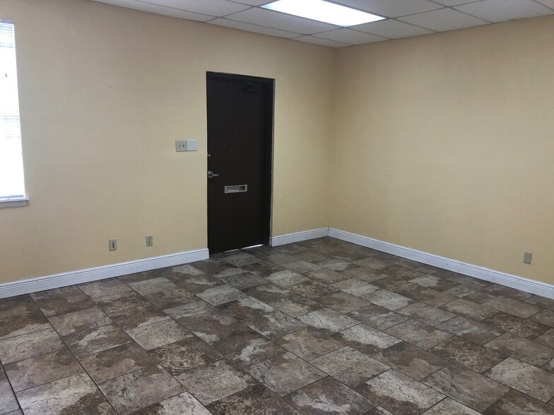 More Photos Of 9809 McCullough Ave, San Antonio Warehouse For Lease