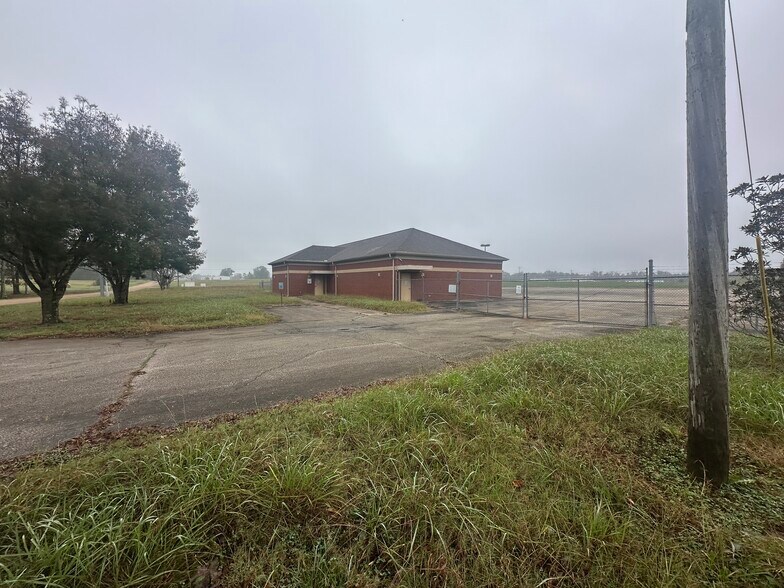 More Photos Of 645 Lucy Black Rd, Bolivar Office Residential For Sale