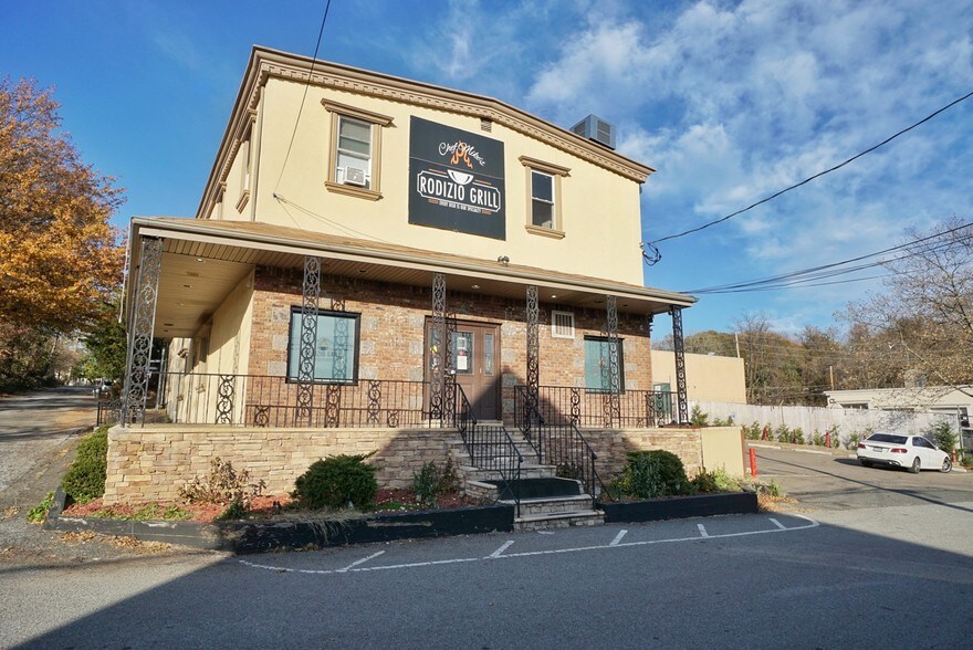 More Photos Of 35 Androvette St, Staten Island Storefront Retail Residential For Lease