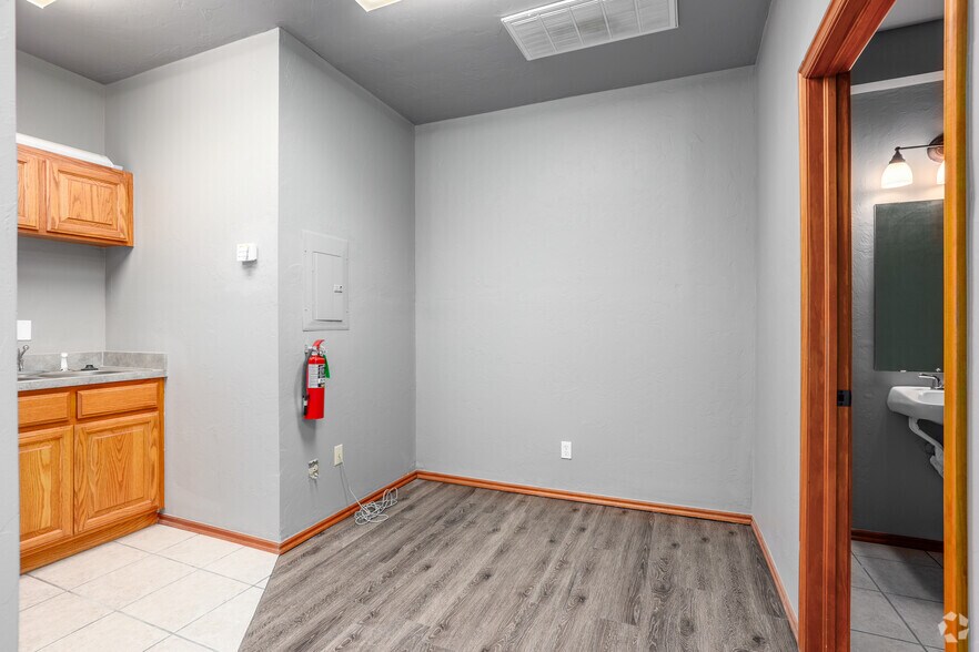 More Photos Of 2120 McKown Dr, Norman Office For Lease