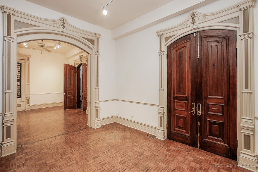 More Photos Of 16 W Ontario St, Chicago Storefront Retail Office For Lease