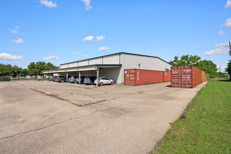 More Photos Of 720 Venture Dr, Woodway Warehouse For Lease
