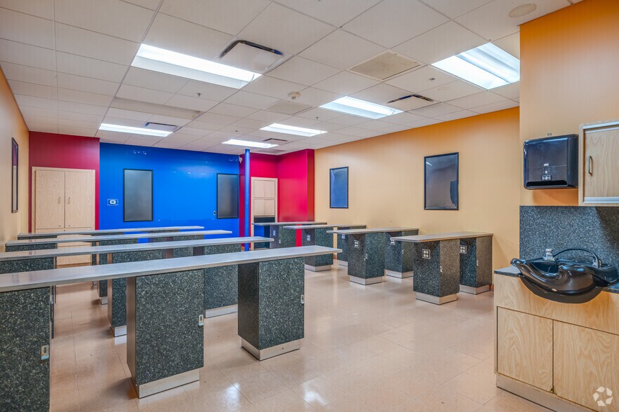 More Photos Of 2727 W Glendale Ave, Phoenix Office For Lease