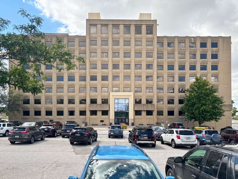 More Photos Of 1200 Valley West Dr, West Des Moines Coworking Space