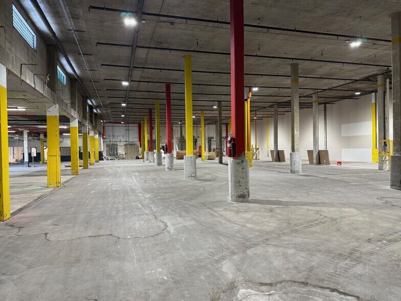 More Photos Of 3900 W Coachman Ave, Tampa Warehouse For Lease