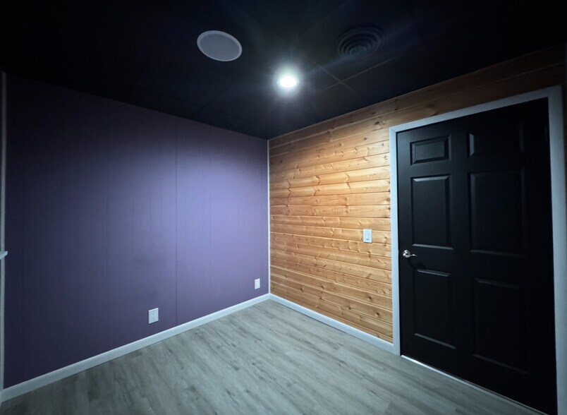 More Photos Of 11 N Meridian St, Washington Office For Sale
