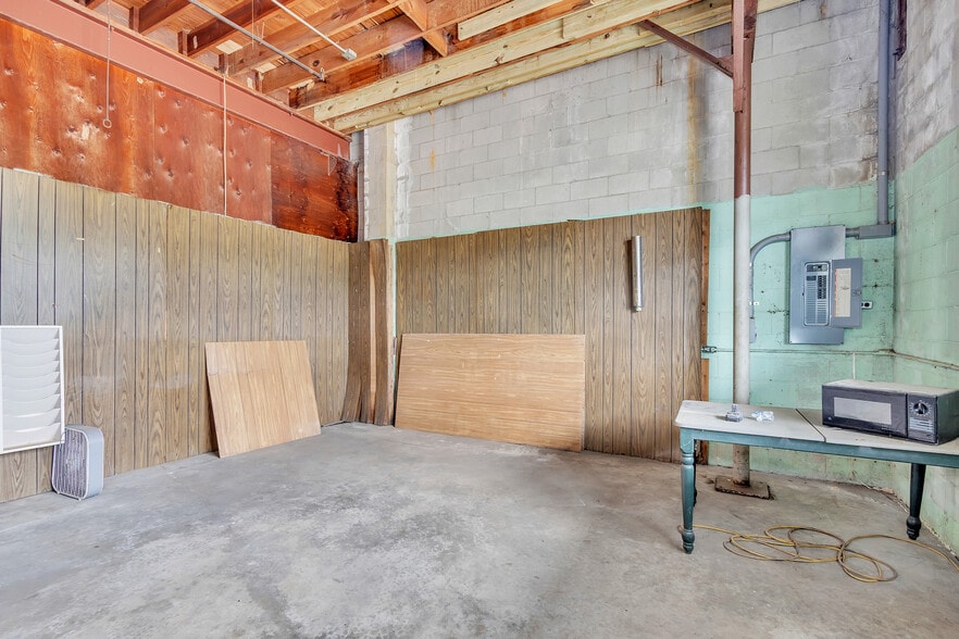 More Photos Of 121 Trotter Industrial Ln, Saluda Warehouse For Lease