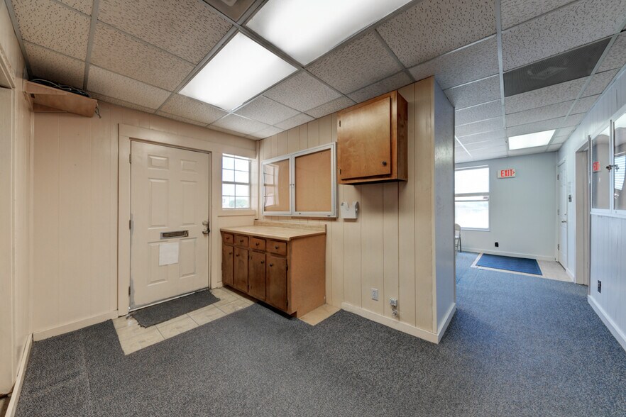 More Photos Of 113 W Lindbergh Blvd, Universal City Service For Sale