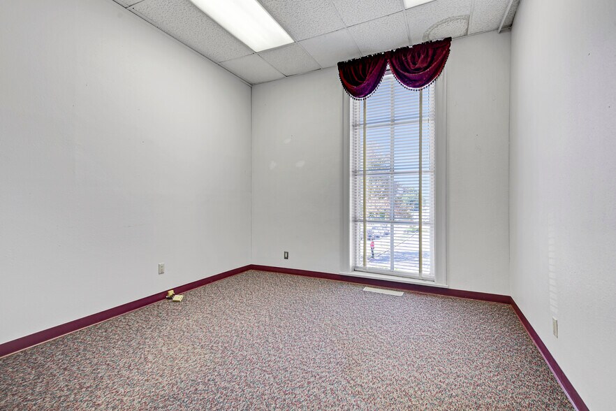 More Photos Of 120 S Liberty St, Independence Office For Sale