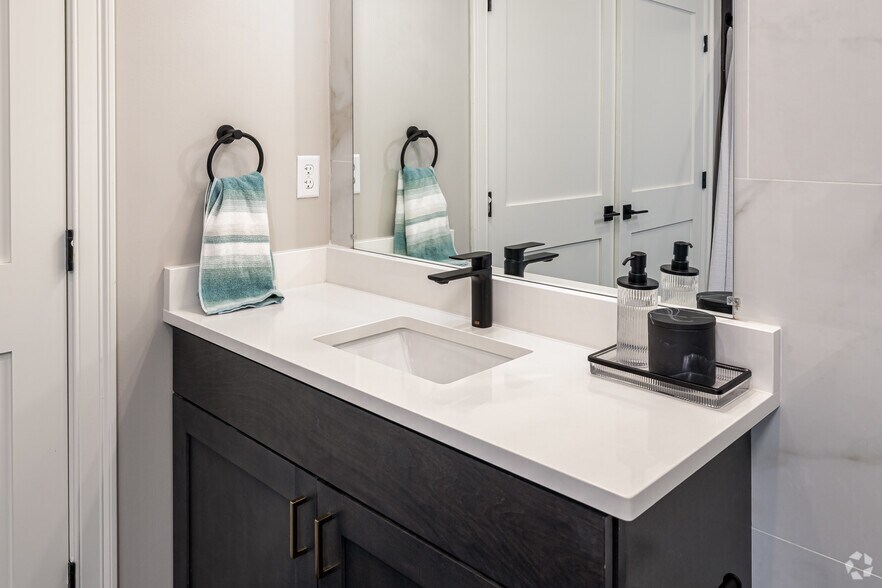 More Photos Of 920-924 Farmington Ave, West Hartford Apartments For Lease