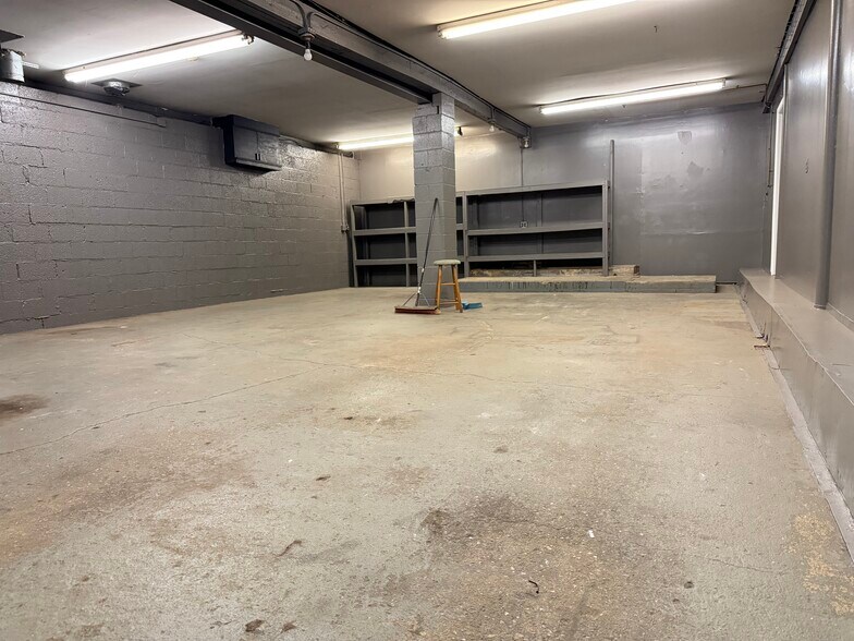 More Photos Of 50 Commerce St, Norwalk Service For Lease