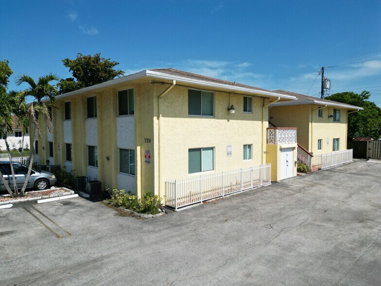 More Photos Of 724 NE 4th St, Hallandale Beach Apartments For Sale