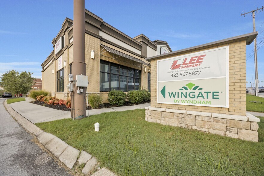 More Photos Of 7308 Shallowford Rd, Chattanooga Storefront Retail Office For Sale