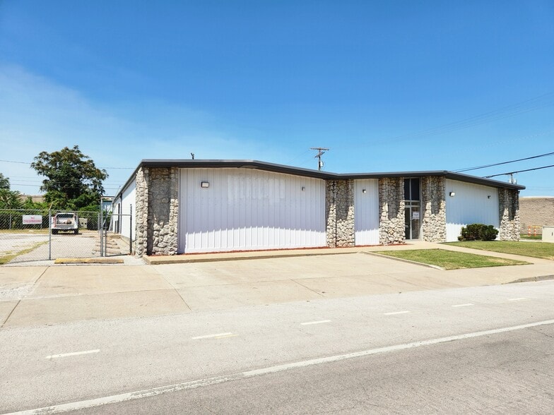 More Photos Of 1433 E 6th St, Tulsa Freestanding For Lease