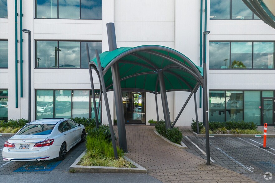 More Photos Of 850 Harbourside Dr, North Vancouver Medical For Lease