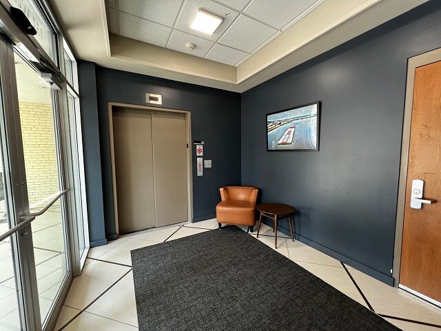 More Photos Of 131 W 10th St, Dubuque Medical For Lease