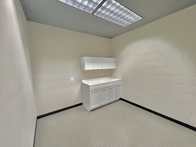 More Photos Of 909 E Rolling Hills Dr, Fayetteville Office For Lease