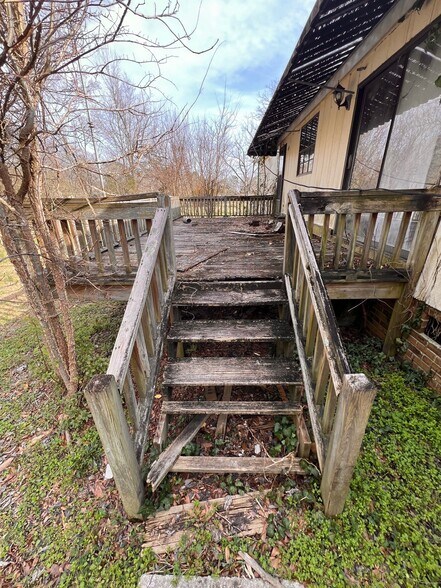 More Photos Of 3268 - 3244 River Fork Rd, Waterloo Bar For Sale