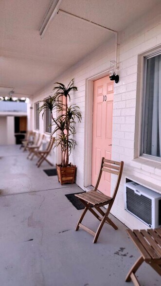 More Photos Of 22430 W Old Highway 66, Seligman Hotel For Sale