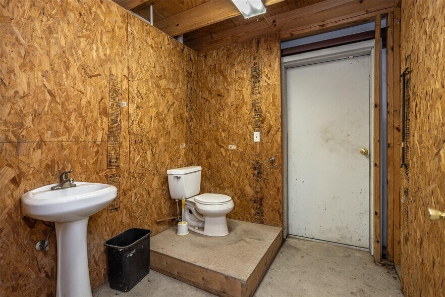 More Photos Of 510 Locust St, Whitesboro Service For Lease