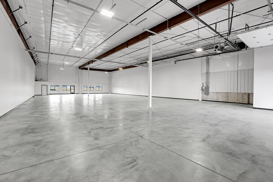 More Photos Of 5200 Oneida St, Commerce City Showroom For Lease