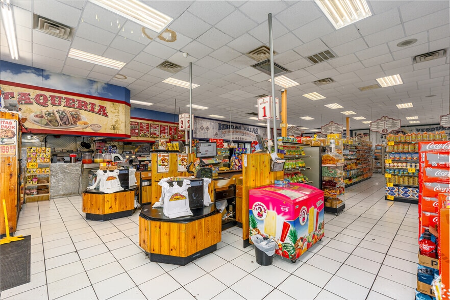 More Photos Of 2420 N Fitzhugh Ave, Dallas Supermarket For Lease