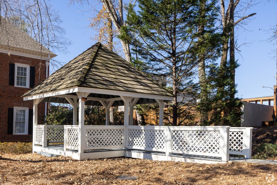 More Photos Of 284 S Main St, Alpharetta Unknown For Lease