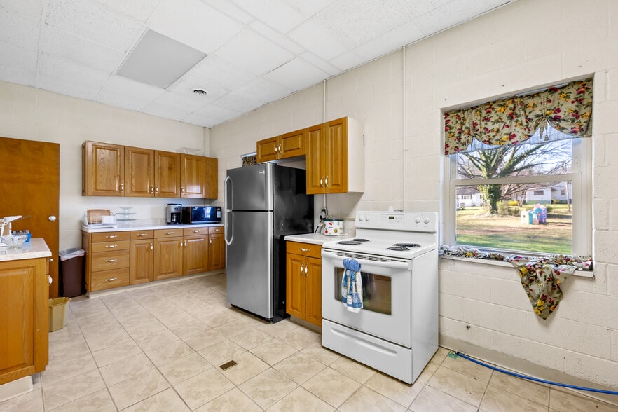 More Photos Of 334 N Oakland Ave, Statesville Specialty For Sale