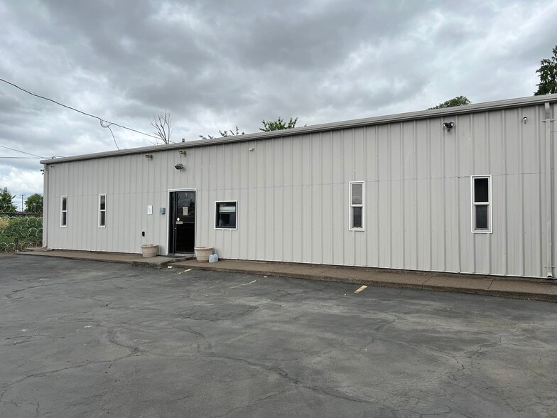 Primary Photo Of 2585 Roosevelt Blvd, Eugene Warehouse For Lease
