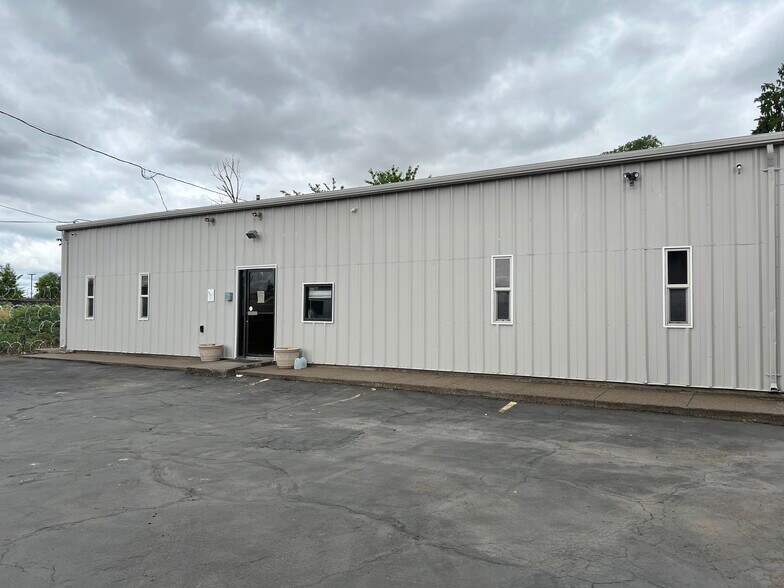 More Photos Of 2585 Roosevelt Blvd, Eugene Warehouse For Lease