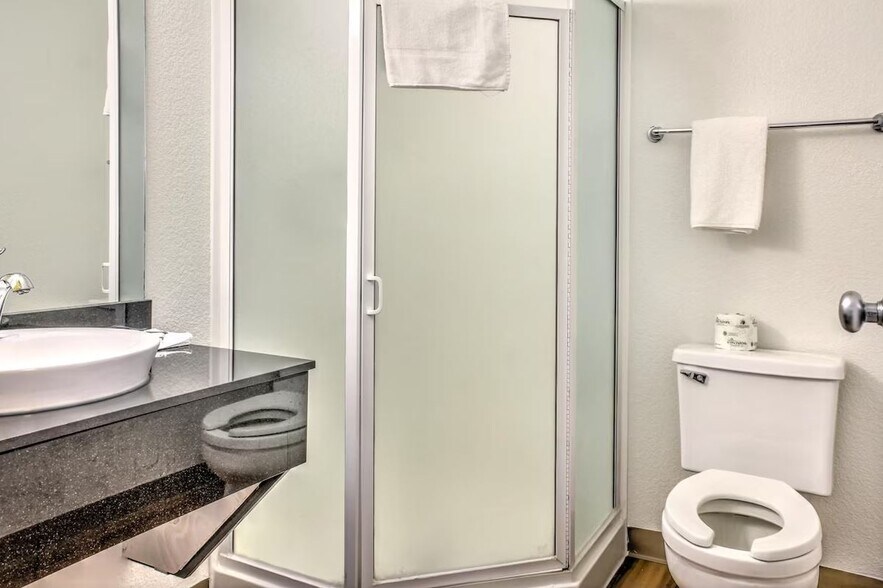 More Photos Of 16958 State Highway 58, Mojave Hotel For Sale