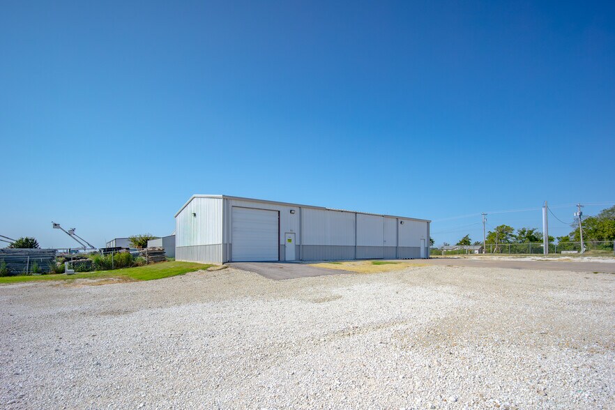 More Photos Of 7811 Kickapoo Ave, Shawnee Warehouse For Lease
