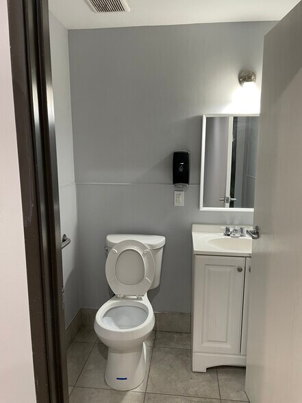 More Photos Of 809 S Lakeview Ave, Placentia Flex For Sale