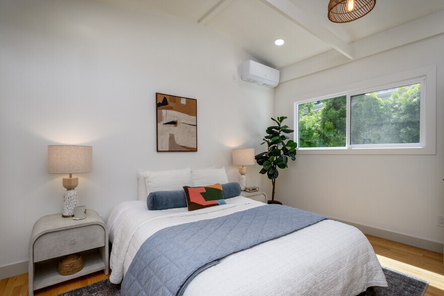 More Photos Of 223 Howland Canal, Venice Multifamily For Sale