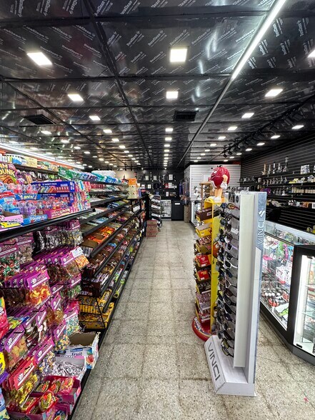 More Photos Of 16798 N Miami Ave, North Miami Beach Convenience Store For Sale
