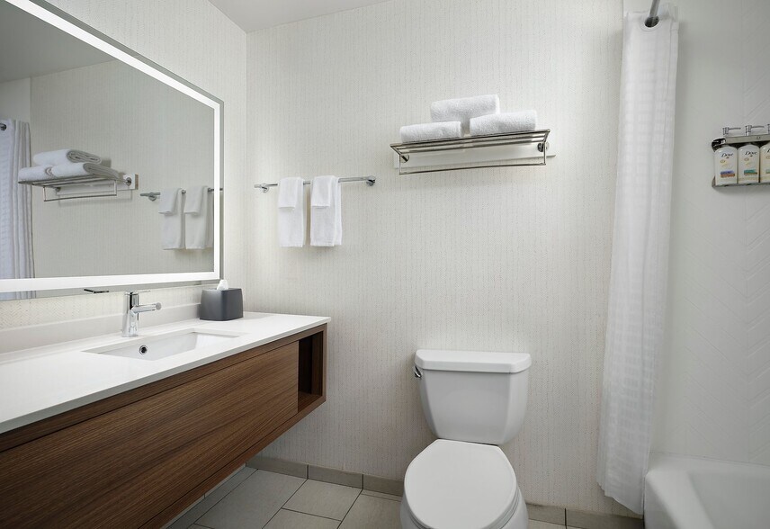 More Photos Of 100 N Frontage Rd, Meridian Hotel For Sale