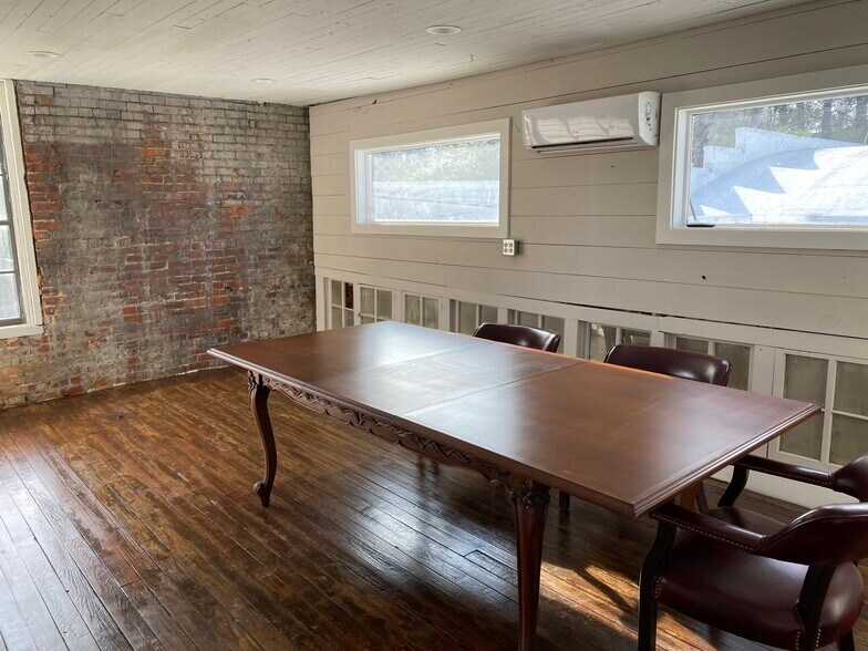 More Photos Of 102 S Main St, Water Valley Office For Lease