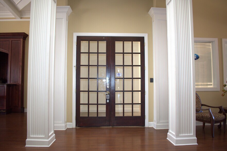 More Photos Of 2252 Beach Dr, Gulfport Office Residential For Lease